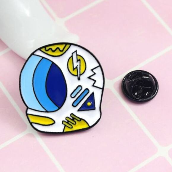 Space Suit Helmet Pin Brooch - Picture 1 of 4